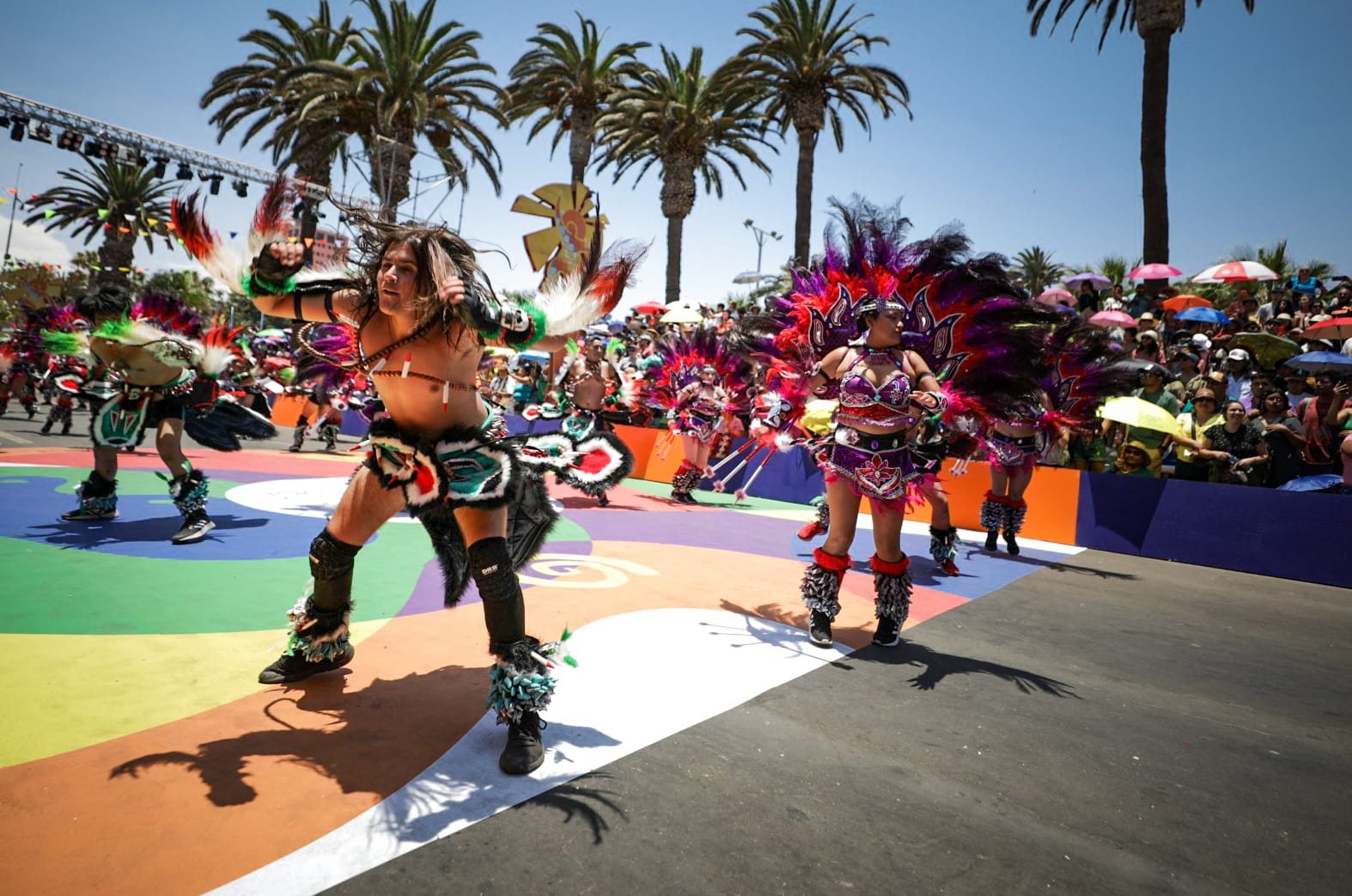 Más de 100 mil personas disfrutaron de la primera jornada del Carnaval más grande de Chile